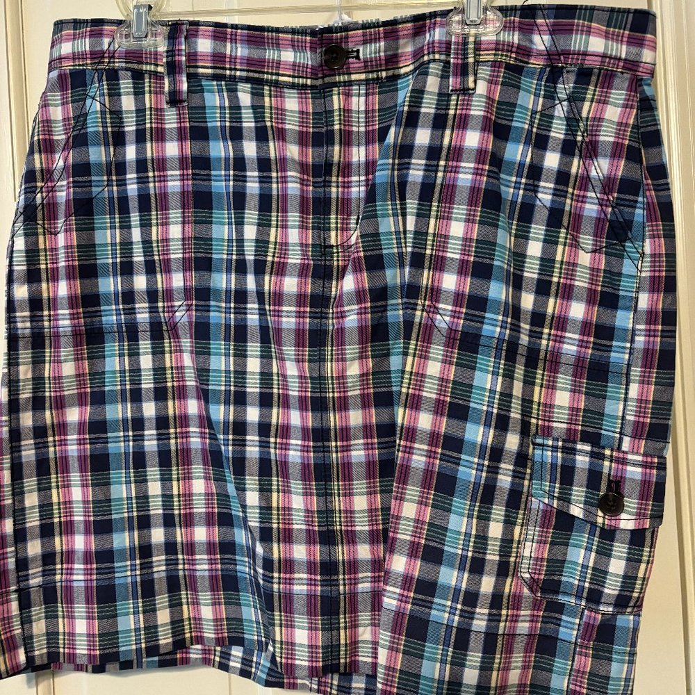 BASS LADIES SIZE 14 SKIRT PLAID BUTTONS AND ZIPS FOR CLOSURE